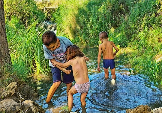 Niños jugando en el agua