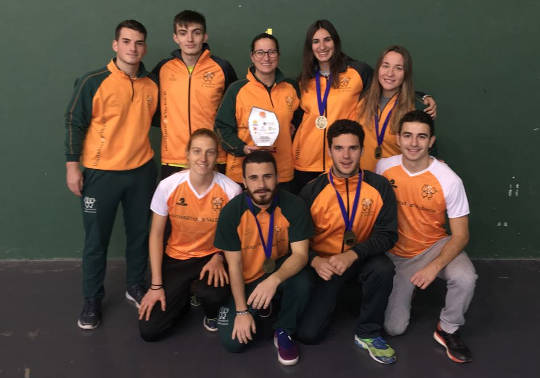 L'equip de frontenis de la Universitat.