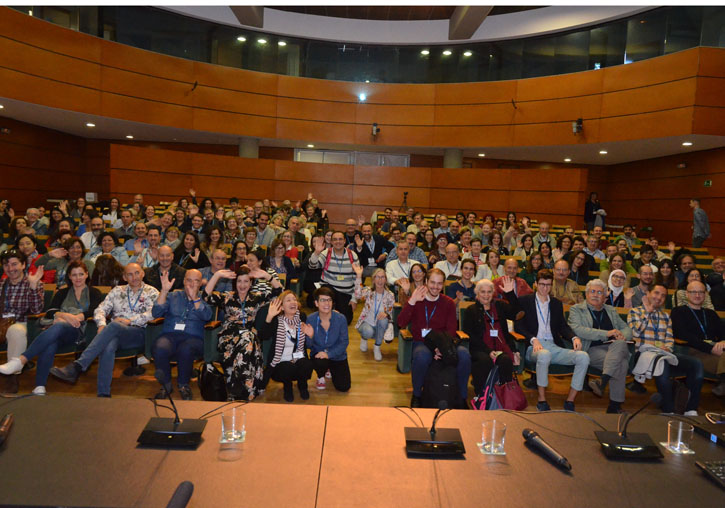 Participantes, personal moderador, observador y facilitador en la consulta ciudadana de València en el Jardín Botánico. Foto cedida por CONCISE.