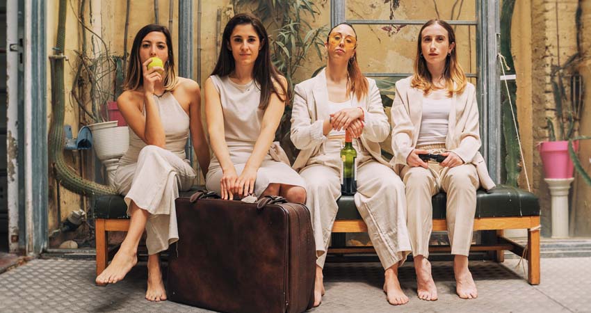 Cuatro mujeres sentadas en el escenario