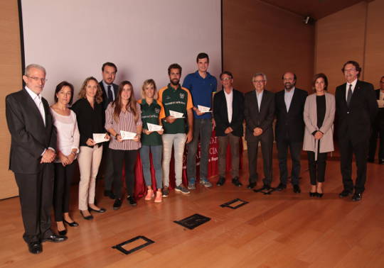 Els premiats, amb les autoritats universitàries i esportives.