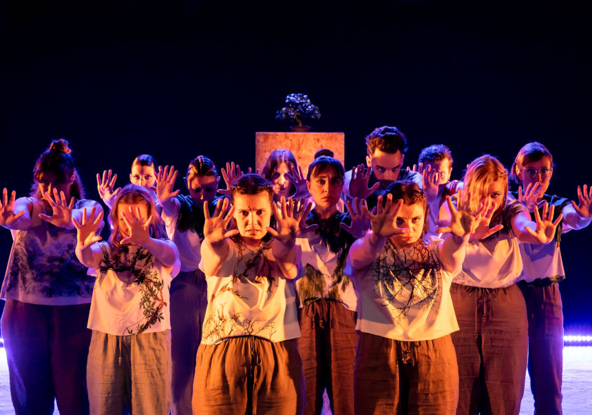 Una escena del último espectáculo de Escena Erasmus UV, 'Qui sóc jo quan ningú em mira'. FOTO: MIGUEL LORENZO.