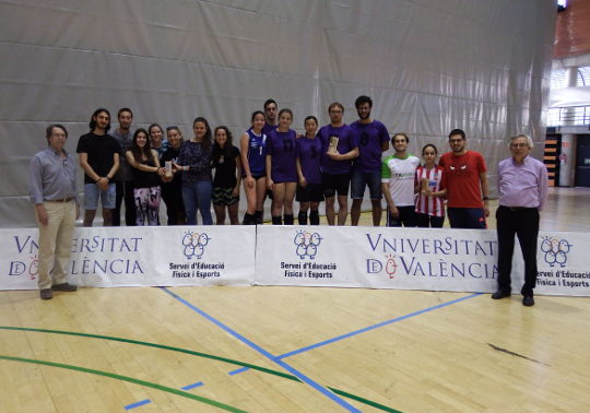 José Campos (izquierda) y Antonio Ariño, con el equipo de vóley mixto premiado con el Trofeo Rectora.