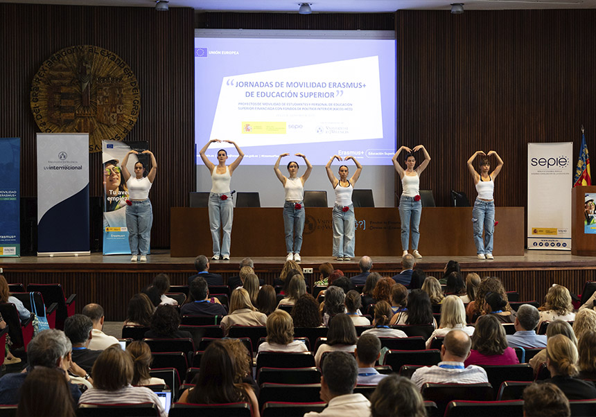 Actuació del Grup de dansa de la UV abans de la inauguració - imatge 0