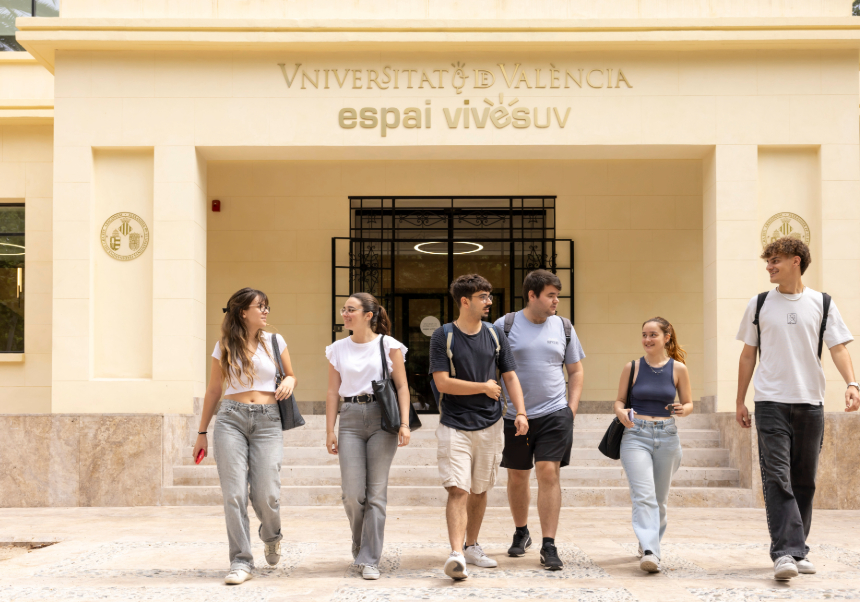Estudiantes saliendo del Espai Vives