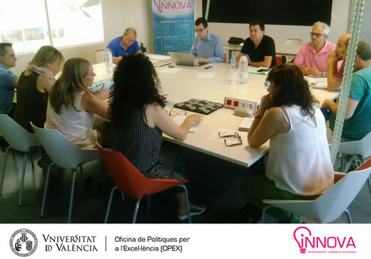 The INNOVA SERVEF UV Chair celebrates a work session