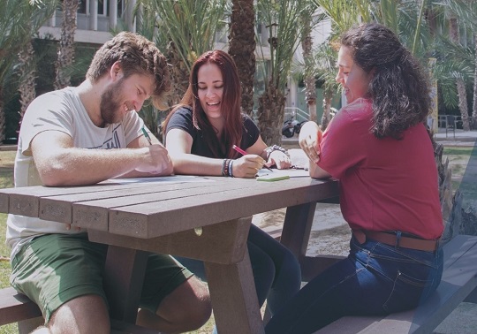 Jóvenes hablando