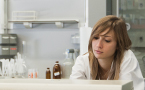 Chica trabajando en laboratorio