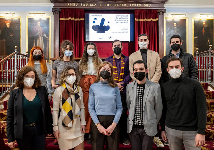 Guardonats i finalistes en els Premis UV d’Escriptura de Creació junt a la vicerectora d’Ocupació i Programes Formatius, Adela Valero, i el Delegat d’Estudiants, Manuel González. / Miguel Lorenzo