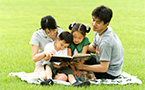 Familia leyendo