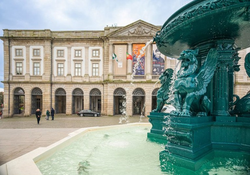 Façana i font de la Universitat Oporto
