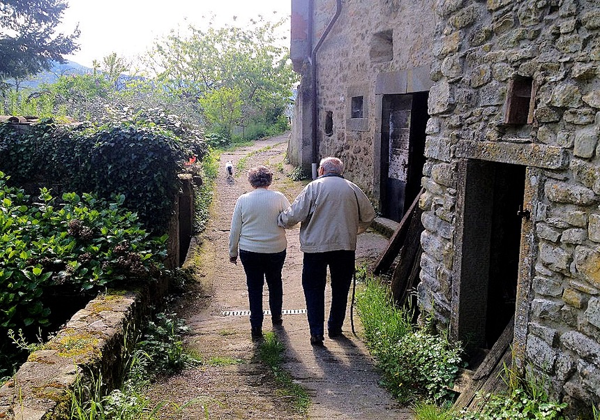 Dos personas mayores caminando por un sendero