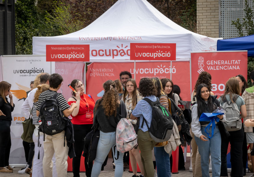 Estudiants a un Fòrum d'Ocupació UV