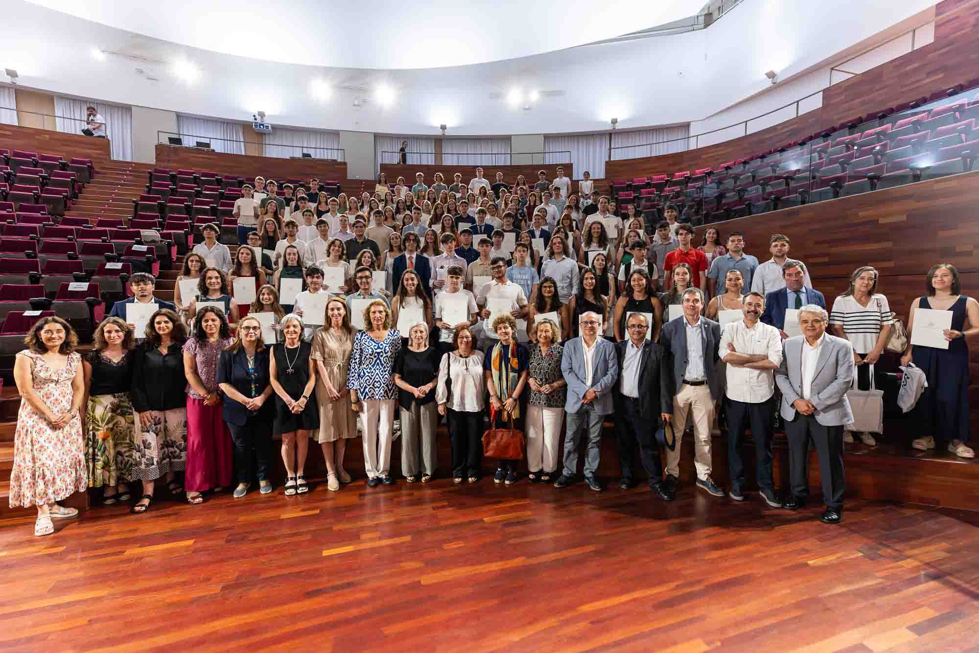 Premiats i premiades amb autoritats acadèmiques de la UV - imatge 0
