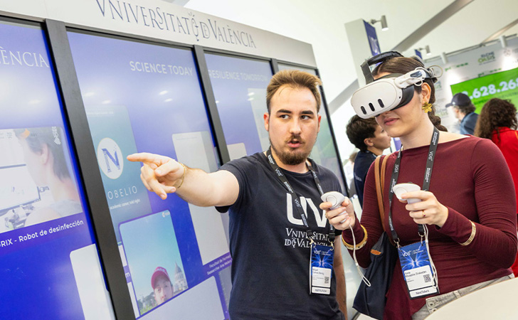 Una usuària del VDS en el demostrador immersiu