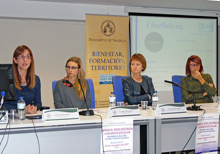 Mesa redonda celebrada en Burjassot el 24 de noviembre. De izquierda a derecha: Paula Samper, Anna Llorca, Mavi Mestre y Eli Malonda.