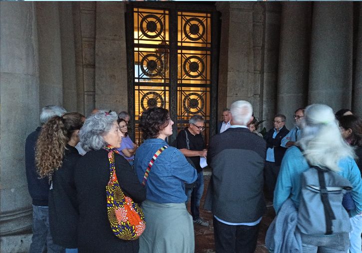 Grupo en la puerta del Ayuntamiento de Valencia