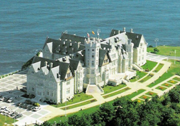Carlos Esplugues directs a course about mediation crisis in the headquarters of the UIMP, in Santander