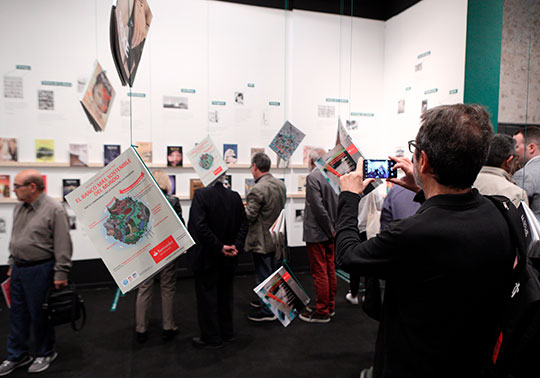 El públic visita l'exposició «Mètode: 100 números de ciència» a la Sala Oberta de la Nau.