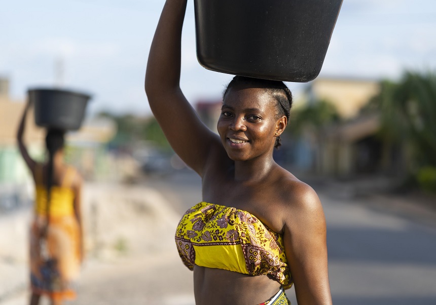 Dona africana portant aigua