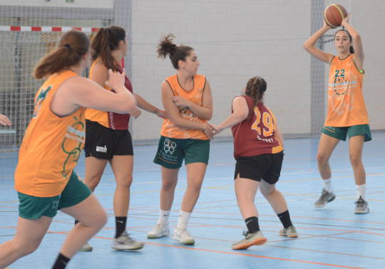 Un momento del partido de baloncesto femenino de la primera jornada de CADU.