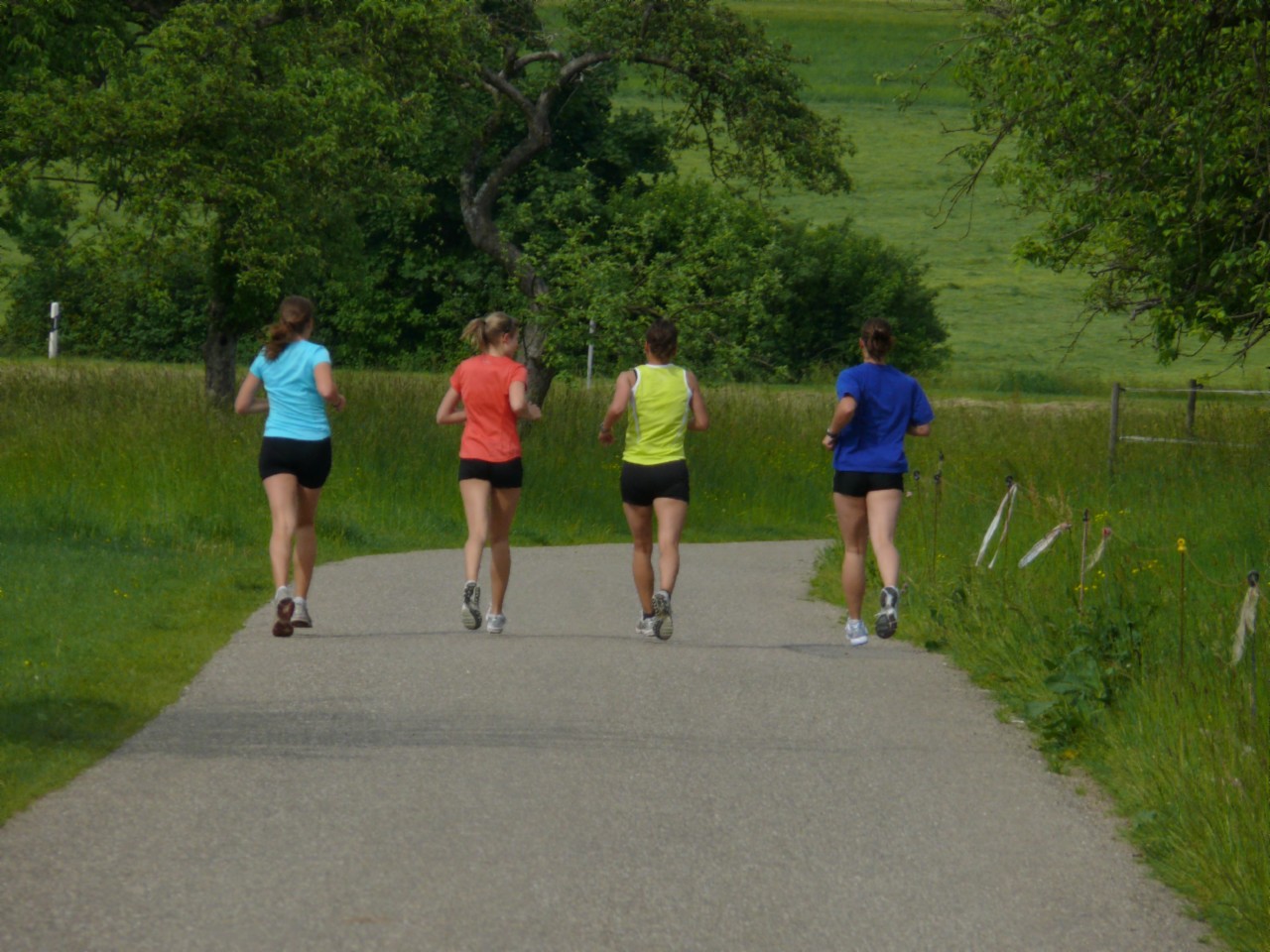 Chicas corriendo en un parque