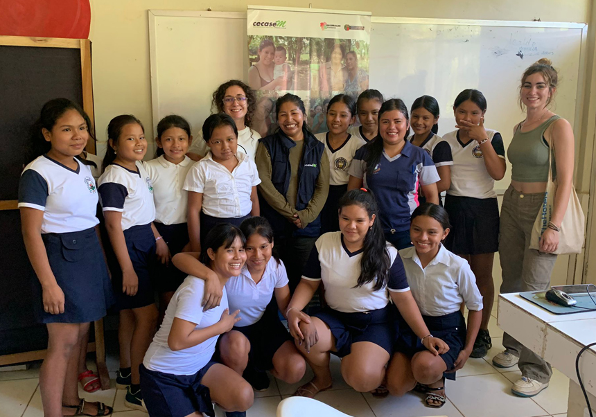 Foto de Emma Pla y Alicia Mejía durante sus prácticas con mujeres y niñas en Bolivia.