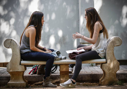 Dos estudiantes en la Universitat de València.