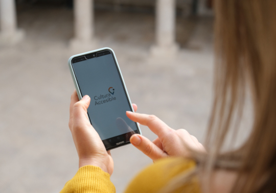 A woman consulting the app at the cloister in La Nau