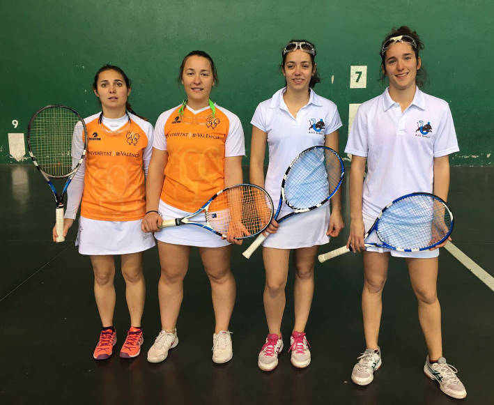 Les campiones de frontenis de la UV (esquerra), amb les seues contrincants, les xiques de Bourdeaux.