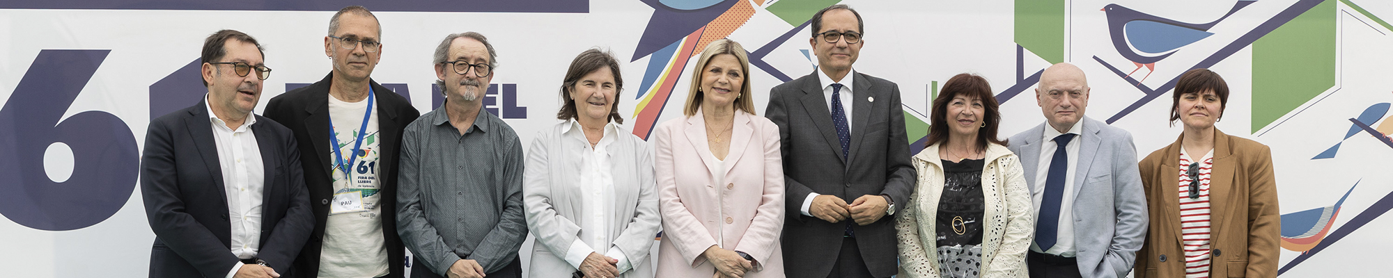 El rector Juan Luis Gandía amb la consellera Carmen Ortí juntament amb membres de l'equip de govern de la Universitat i al professora Gemma Lluch, pregonera de l'acte en la caseta de la Llibreria de la Universitat
