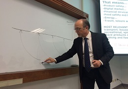 El professor Esplugues donant classe