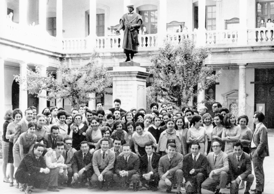 La primera promoción de los estudios de Pedagogía en la Universitat (1968).