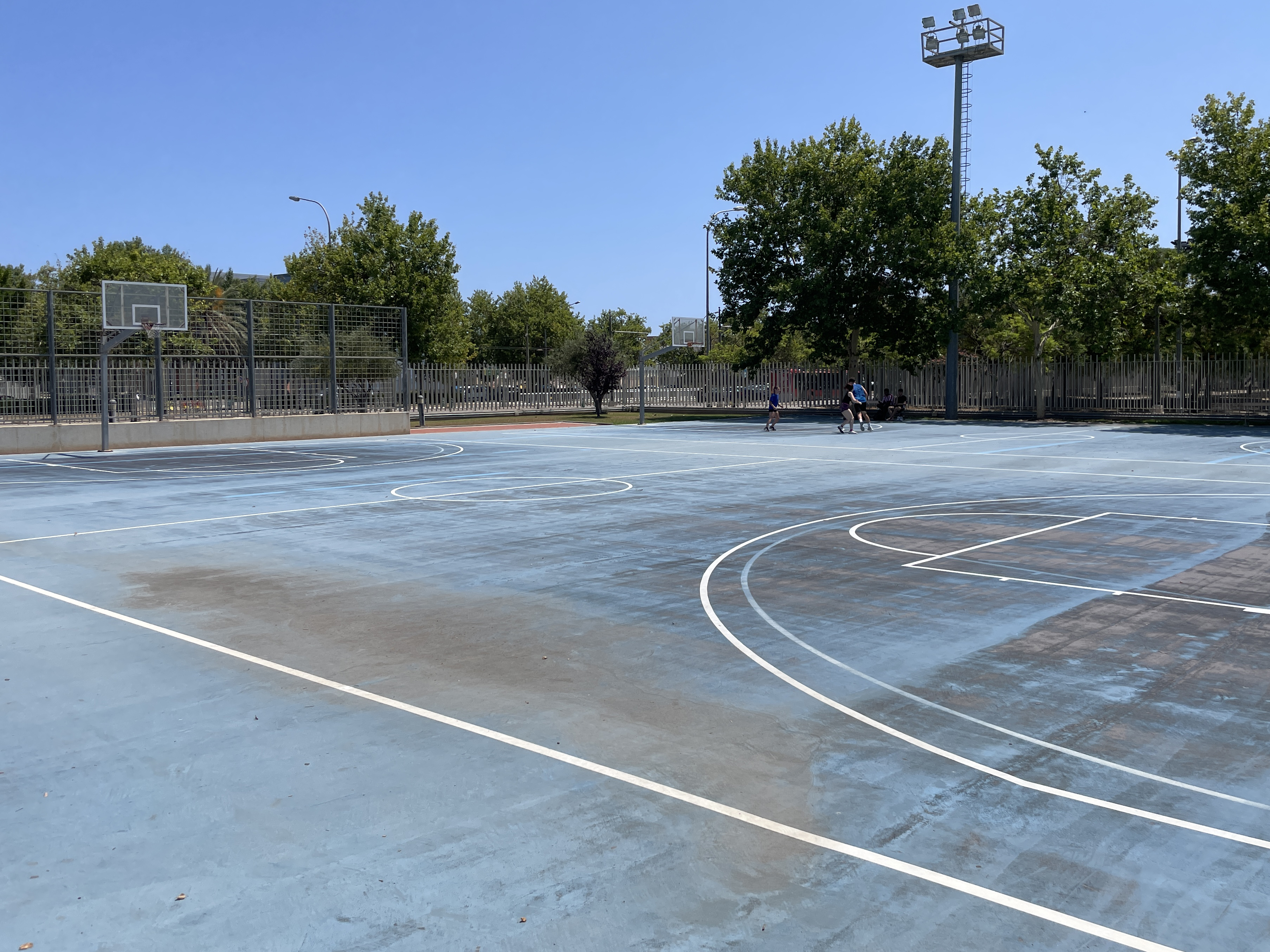2 pistas exteriores de baloncesto