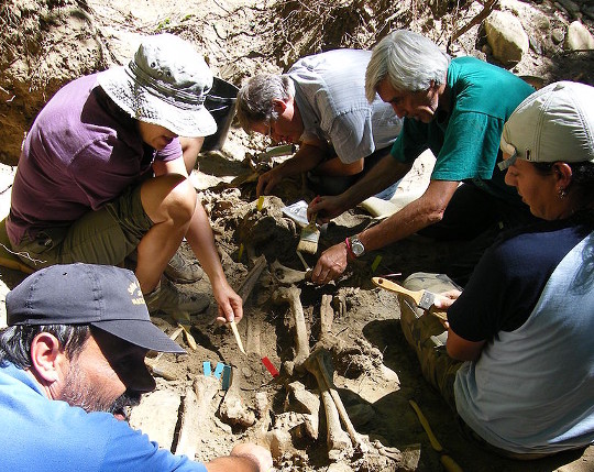 Exhumación por parte de la Asociación de la Memoria Histórica. Fuente: Wikipedia.