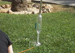 Cohete impulsado por agua y aire a presión - Fig. 1 En el lanzamiento se expulsa el chorro de fluido rápidamente y el cohete se impulsa hacia arriba