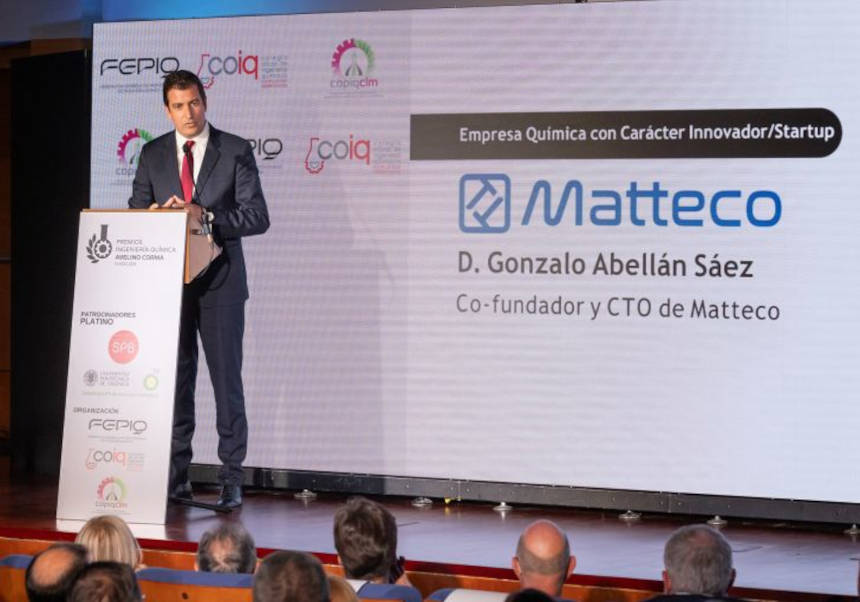 Gonzalo Abellán habla en el acto de entrega del premio.