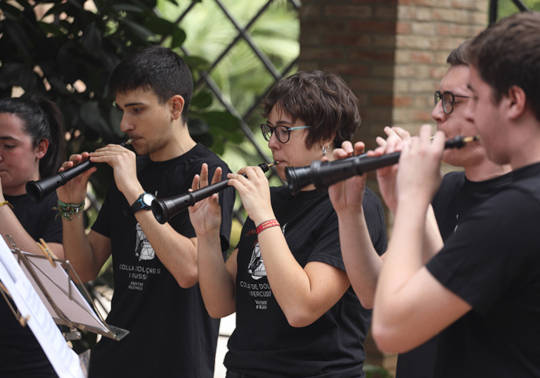 Imagen gráfica del curso 2020-21 de la Colla de Dolçaines i Percussió de la UV.