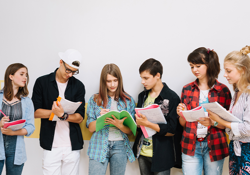 Sis estudiants amb llibres.