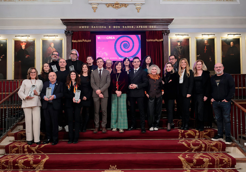 Personas galardonadas, organizadores e instituciones colaboradoras en la VI edición de Precrea en el Paraninfo.