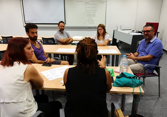 Estudiantes debatiendo en clase