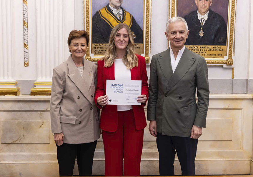 Rectora y presidente de la Fundación entregando el premio a Paula Granell