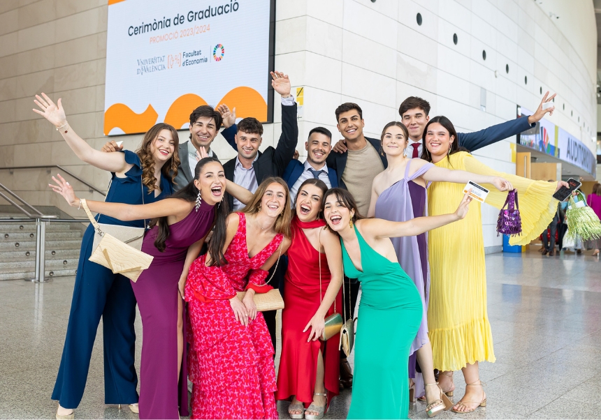 Mil estudiants de la Facultat d’Economia de la Universitat de València ...