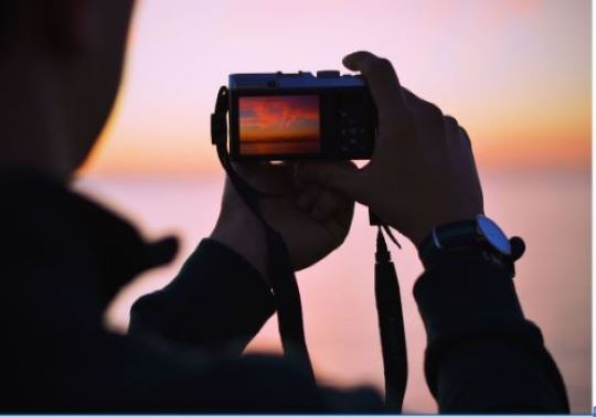 Haciendo una foto al atardecer