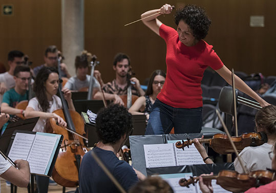 Beatriz Fernández dirigint l'Orquestra