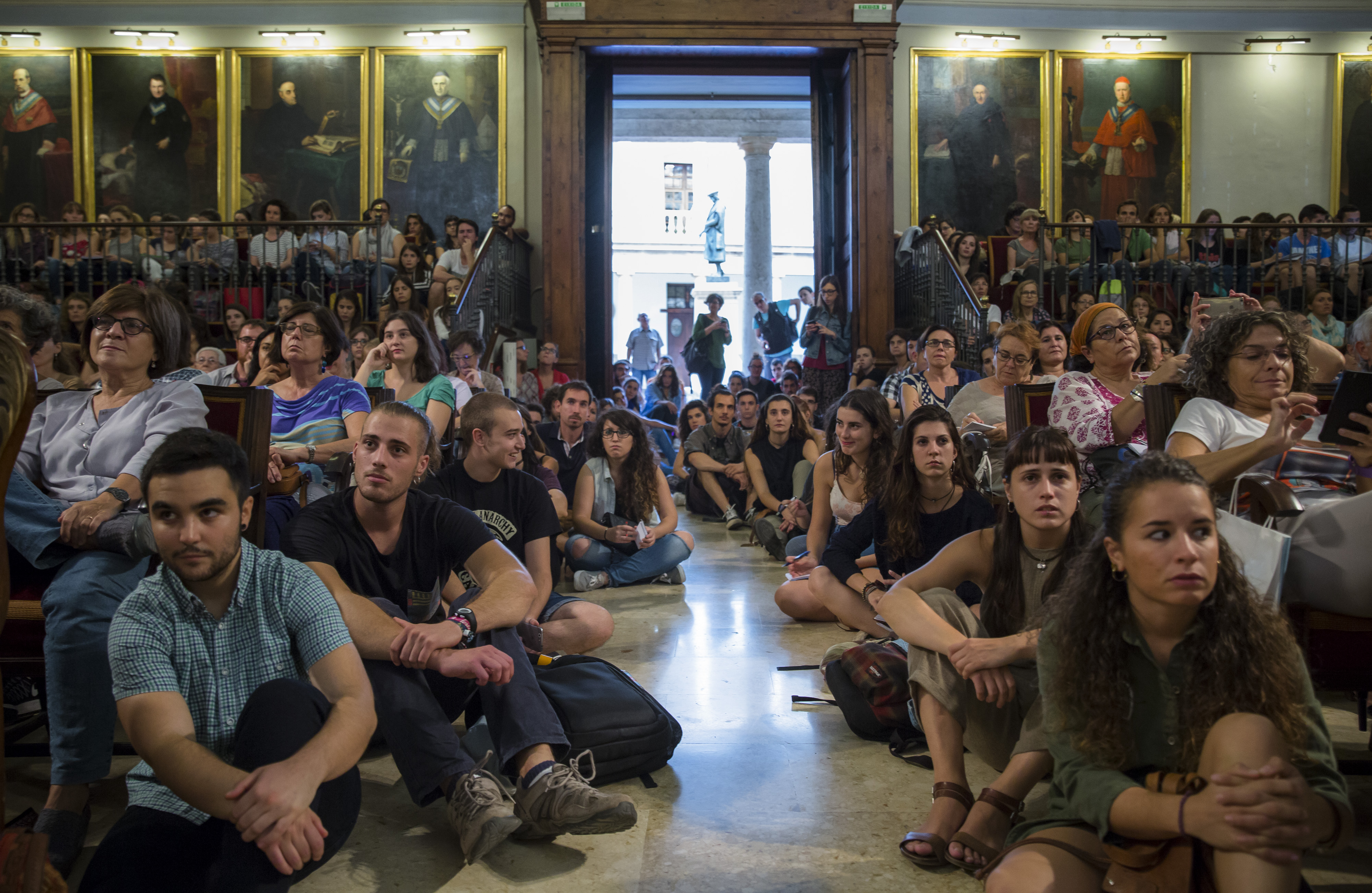 Imatge del públic estudiantil assistint a un acte en matèria d'igualtat