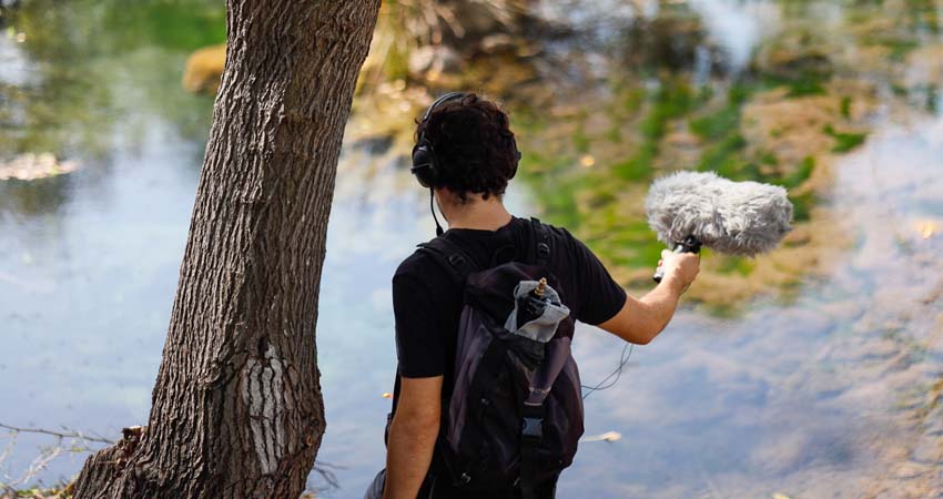 Un hombre de espaldas con un micrófono