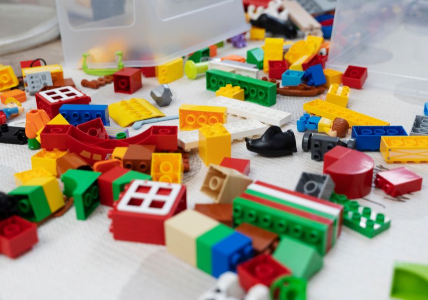 Imatge del esdeveniment:Fitxes lego sobre una taula