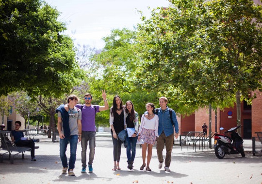 Imatge d'arxiu d'estudiantes i estudiants al Campus dels Tarongers. Foto: UV