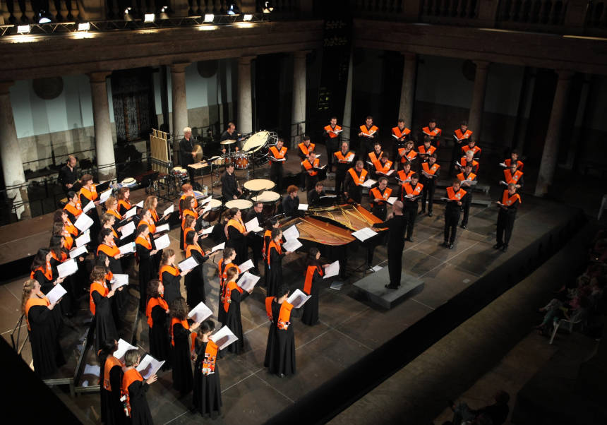 El Orfeó Universitari de València, en una actuación del festival Serenates en el claustro de La Nau.